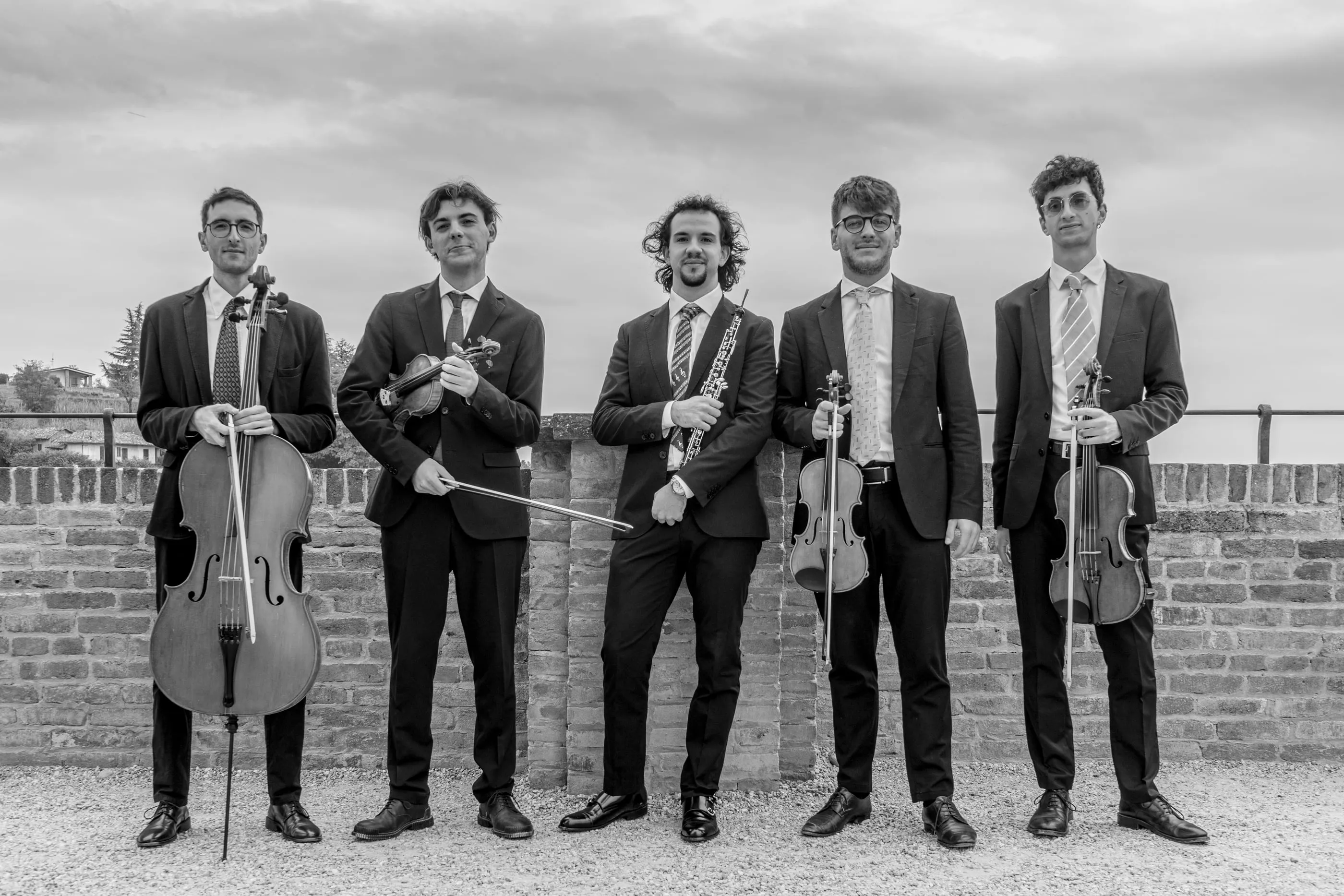 Ritratto in bianco e nero dell'Ensemble Belliners con violoncello, violini, viola e oboe